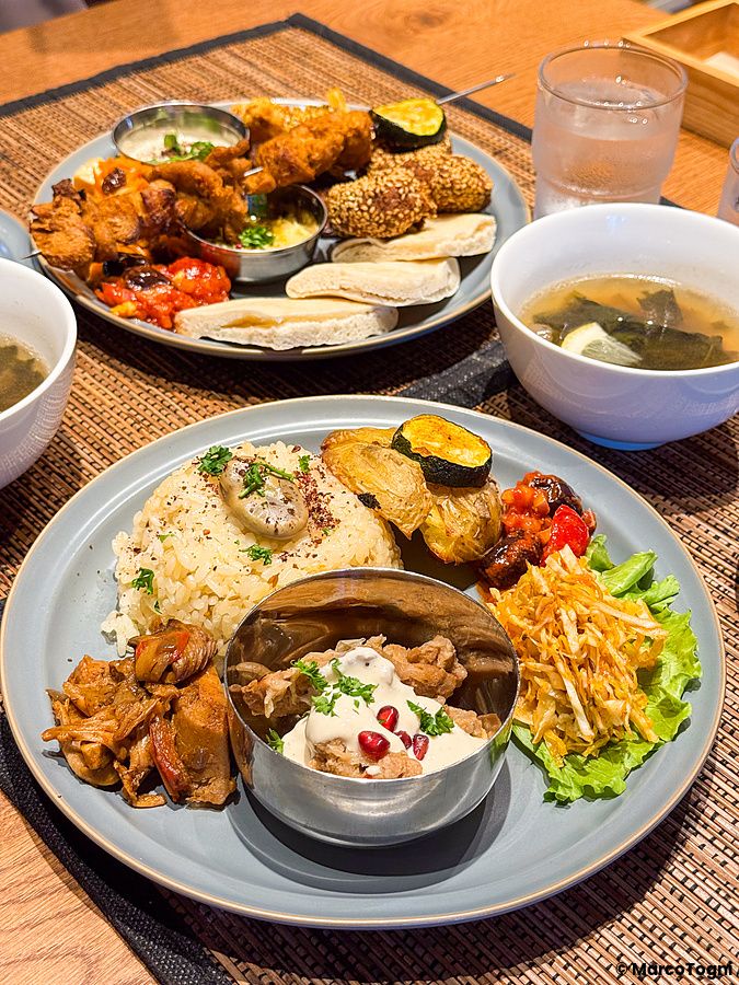 Piatti vari della cucina vegana a VeganLife SoiSoi, ristorante situato in una zona rurale di Kyoto.