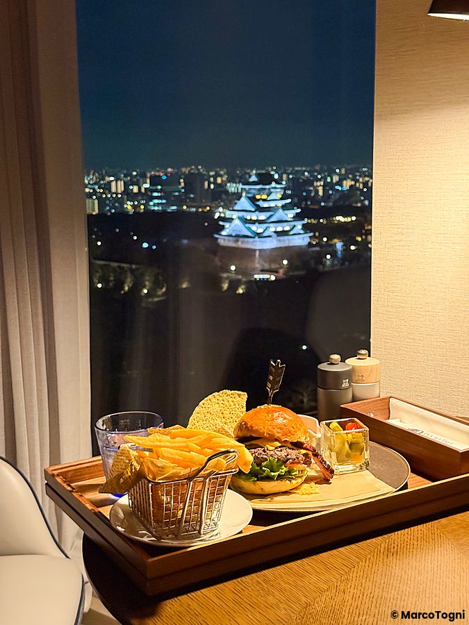 Hamburger in stanza con vista sul castello di Osaka dal DoubleTree by Hilton Osaka Castle.