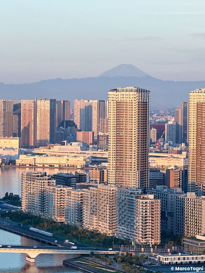 Vista sullo skyline di Tokyo con il Monte Fuji dalla stanza del Mitsui Garden Hotel Toyosu Premier.