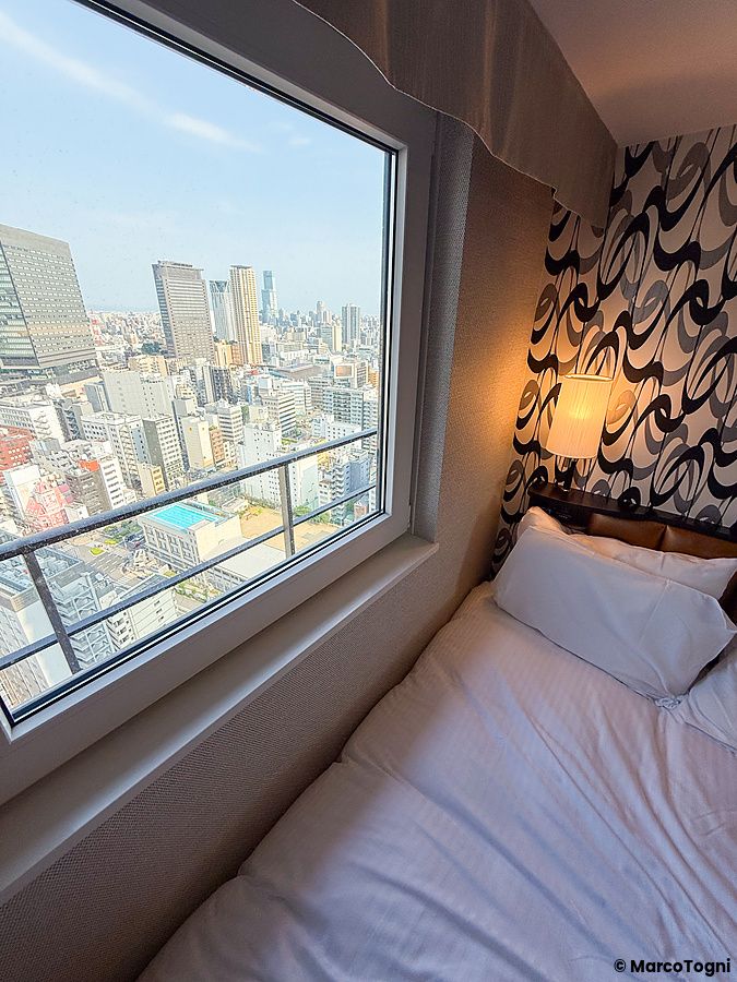 Veduta panoramica della città di Osaka dalla finestra di una stanza al APA Hotel & Resort Midosuji Hommachi-Eki Tower.