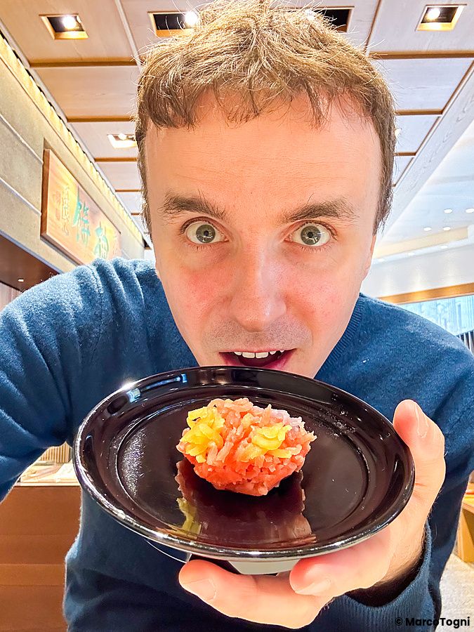 Marco Togni mostra un wagashi fatto a mano presso la sede di Nihonbashi di Tsuruya Yoshinobu.