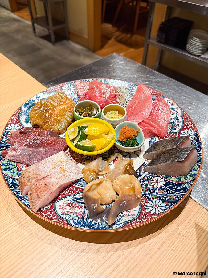 Piatto di pesce crudo pronto per essere grigliato presso il ristorante Yakiuo Ishikawa a Roppongi, Tokyo.