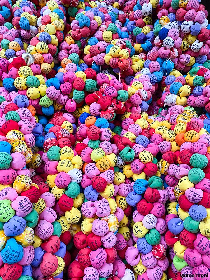 Molteplici amuleti in stoffa colorata chiamati kukurizaru, con desideri scritti a mano, presso il santuario Yasaka Koshindo.