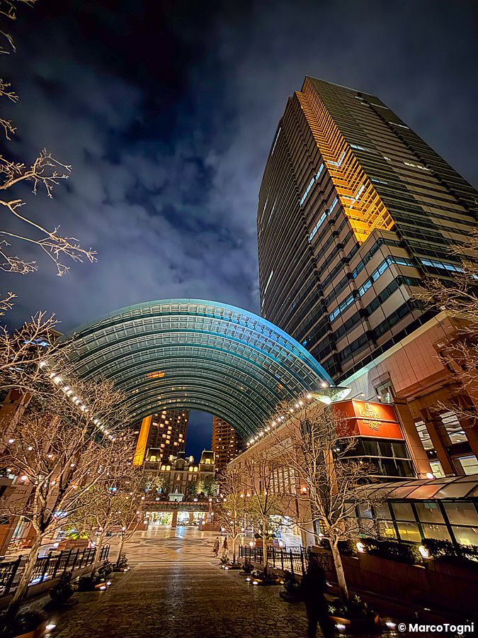 Veduta notturna dell'architettura moderna e della struttura a volta del complesso Yebisu Garden Place a Tokyo.