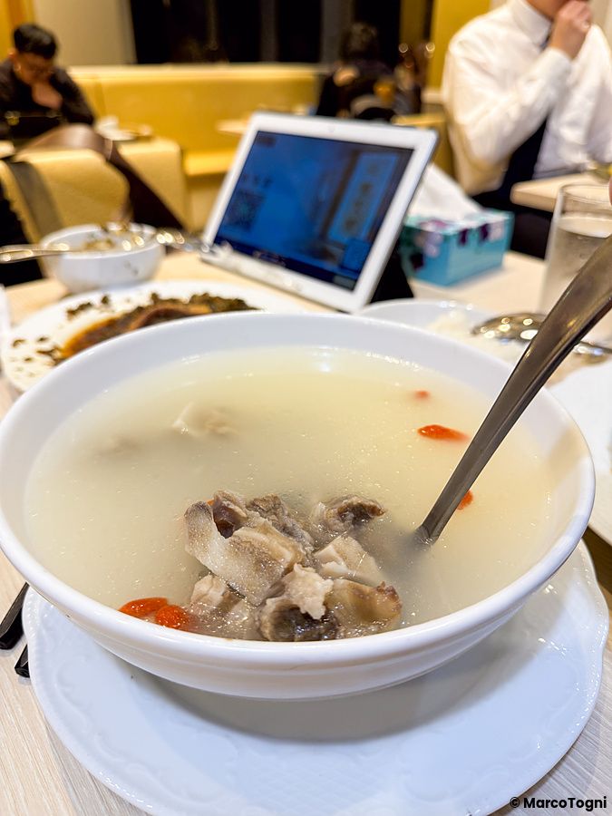 Una ciotola di zuppa con coda di bue e bacche di goji servita su un tavolo presso il ristorante Mara Daigaku a Ueno.