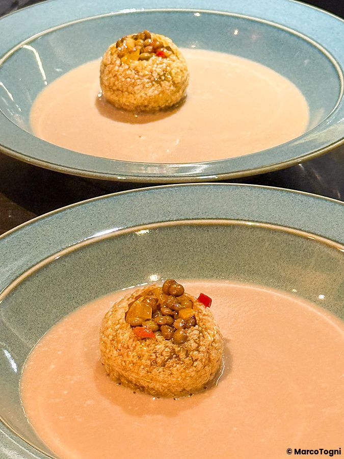 Due ciotole di zuppa di funghi con panipuri e lenticchie, piatto vegano servito presso Mushroom Tokyo a Omotesando.