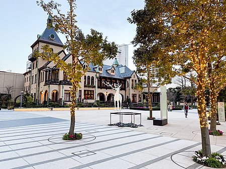 Veduta dell'Akasaka Prince Classic House, edificio storico in stile Tudor situato nel Tokyo Garden Terrace Kioicho.