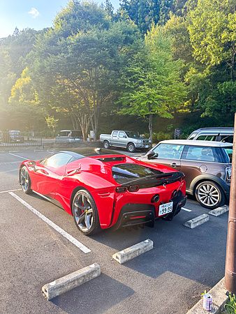 Auto sportiva rossa parcheggiata in un parcheggio in Giappone