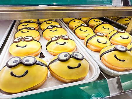 Vetrina da Krispy Kreme in Giappone con numerose ciambelle decorate come Minions gialli con occhiali di cioccolato.