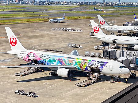 aereo con decorazioni disney parcheggiato all'aeroporto di Haneda in Giappone