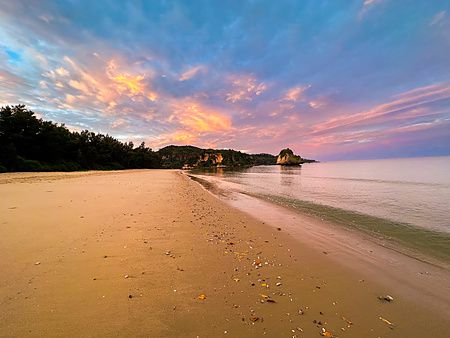 spiaggia di Mimikiri Beach a Okinawa al tramonto con cielo colorato