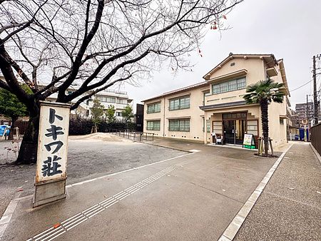 Veduta dell'esterno a Museo Manga Tokiwaso a Tokyo con un cartello verticale e l'edificio del museo sullo sfondo.