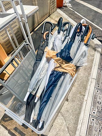 Ombrelli trasparenti e colorati in una vasca su un marciapiede in Giappone.