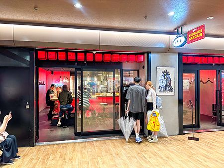 Ingresso del ristorante Afuri Karakurenai a Shinjuku con due persone in piedi davanti alle porte scorrevoli.
