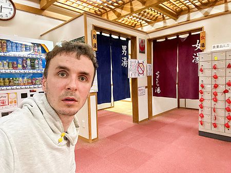 Marco Togni davanti alla divisione sesso negli ingressi di un onsen a Matsumoto.