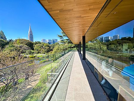 Veduta del Starbucks a Shinjuyk Gyoen, Giappone, con giardino e persone sedute.