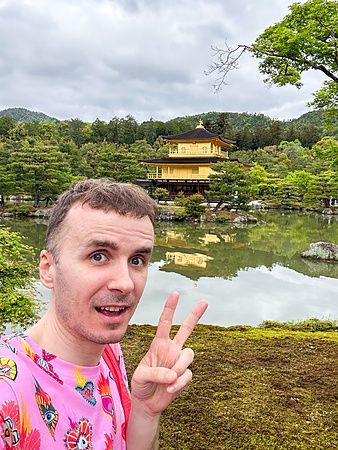 Marco Togni davanti al tempio d'oro a Kyoto, riflesso in un laghetto.