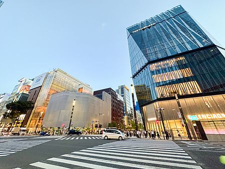 L'edificio Tokyu Plaza Ginza, Tokyo, si eleva con una facciata in vetro sfaccettato sopra un incrocio urbano trafficato.