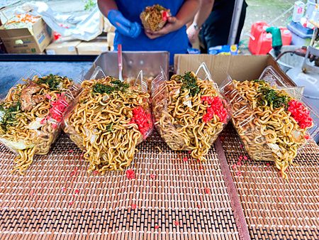 Quattro porzioni di yakisoba su un bancone in Giappone.