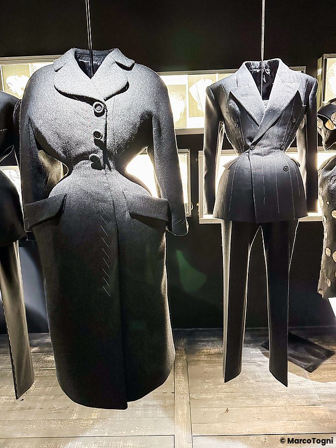 Due manichini con capi sartoriali neri della 2024 Artisanal Collection esposti alla mostra di Maison Margiela a Tokyo.