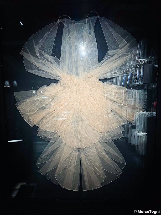 Un abito in tulle stratificato della 2024 Artisanal Collection esposto in una teca alla mostra di Maison Margiela a Tokyo.