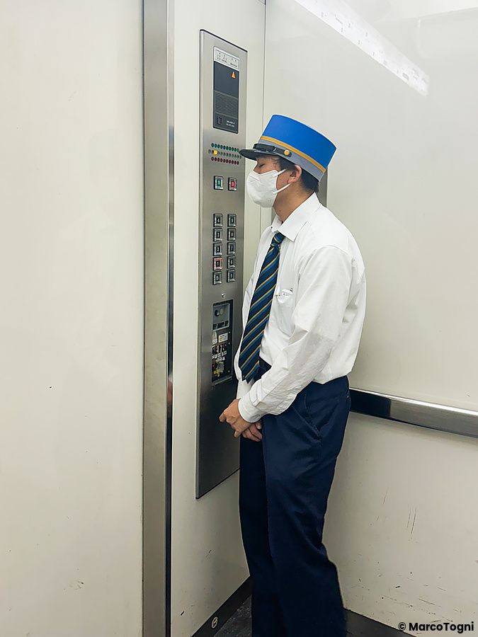 addetto all'ascensore in uniforme a Tokyo, Giappone.