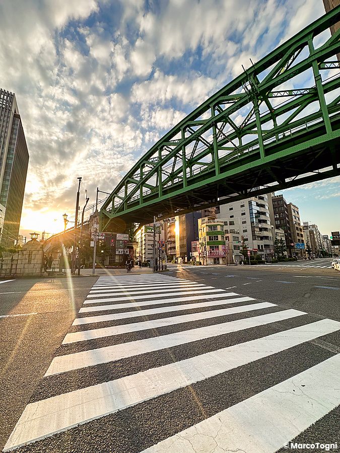 Veduta dal basso del ponte tra Akihabara ed Ochanomizu con la sua caratteristica struttura metallica verde a Tokyo.