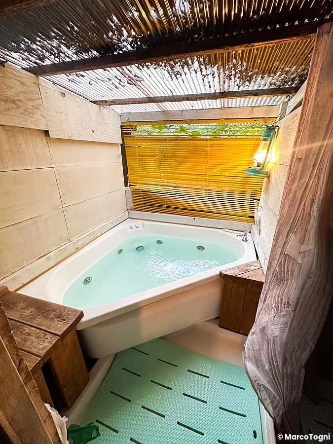 Bagno in comune con vasca idromassaggio a Inadani Campers Village.