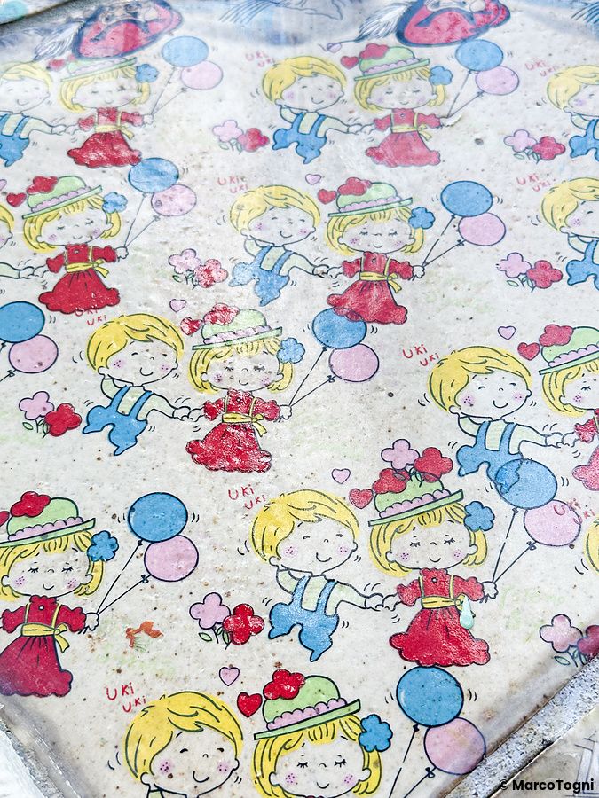 Dettaglio a Waseda El Dorado con un pattern ripetuto che raffigura illustrazioni stilizzate di bambini con palloncini.