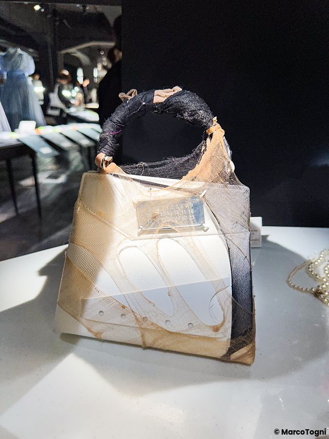 Una borsa di design con strati di tessuto sovrapposti esposta alla mostra di Maison Margiela a Tokyo.