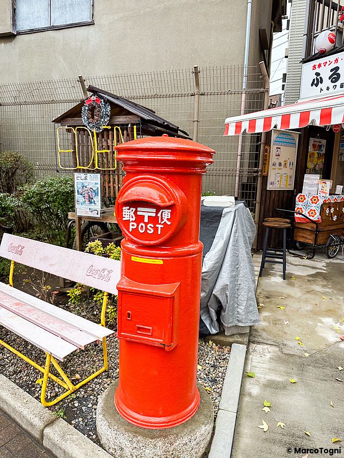 Una cassetta postale in vecchio stile di colore rosso situata vicino al Museo Manga Tokiwaso a Tokyo.
