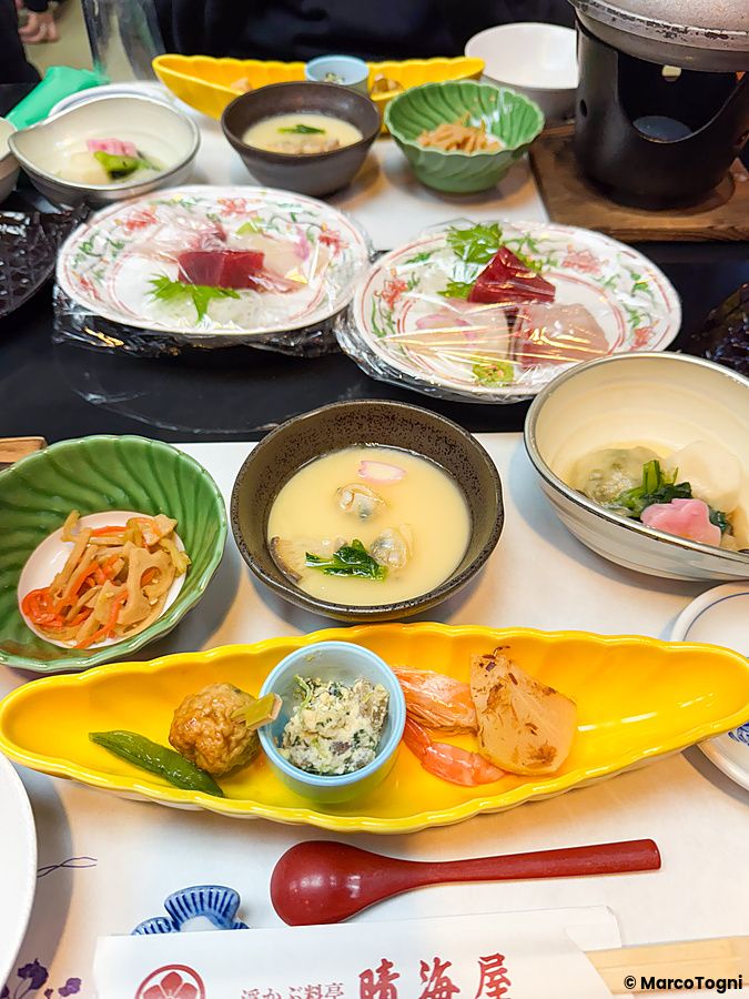 Piatti di cucina tradizionale giapponese serviti su un tavolo all'interno di una Yakatabune a Tokyo.
