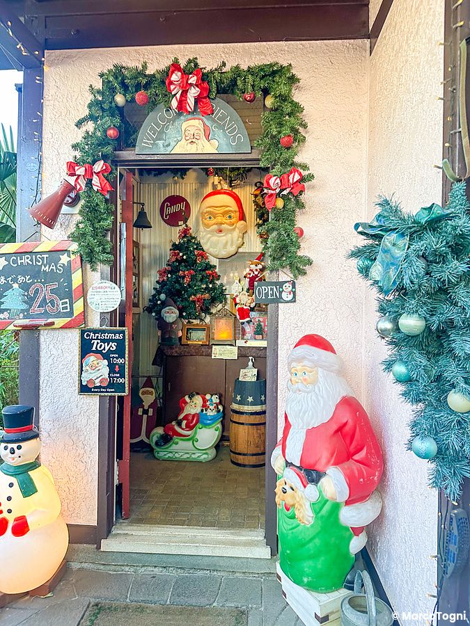 L'ingresso addobbato per il Natale del negozio Christmas Toys situato nel quartiere Yamate a Yokohama.