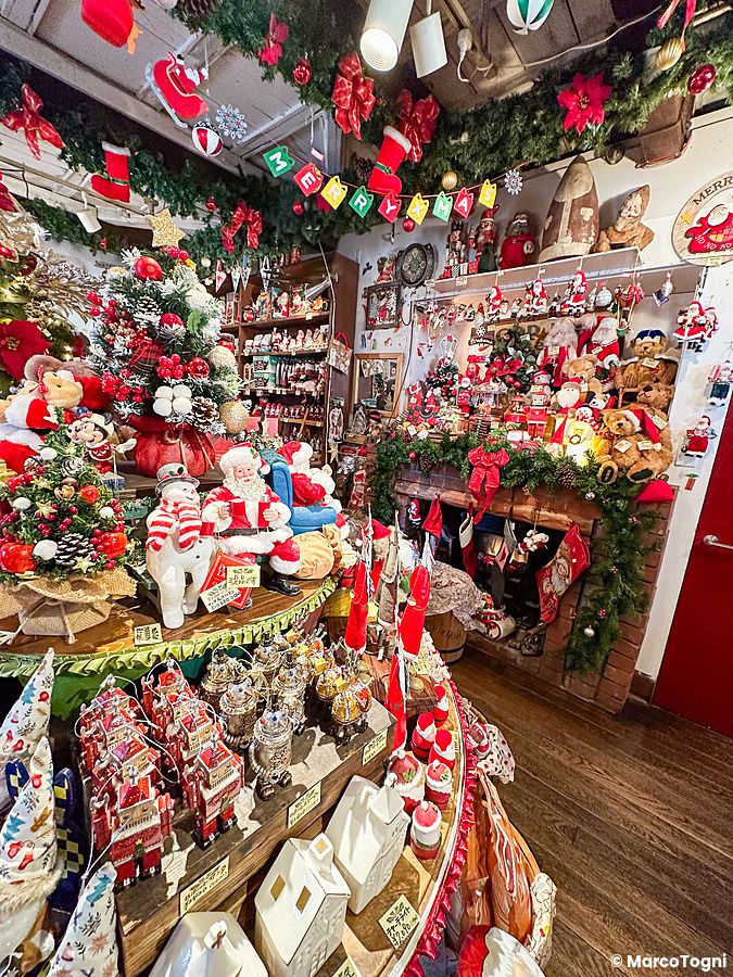 Interno del negozio Christmas Toys a Yokohama, colmo di addobbi natalizi, statuine di Babbo Natale e decorazioni varie.
