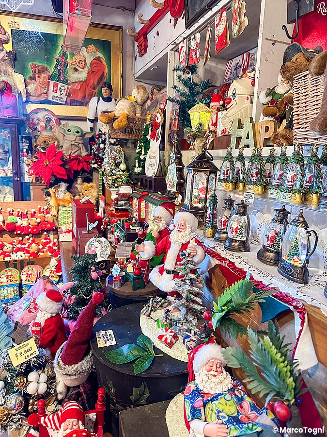 Interno del negozio Christmas Toys a Yokohama, colmo di decorazioni natalizie, statuette di Babbo Natale e alberi.