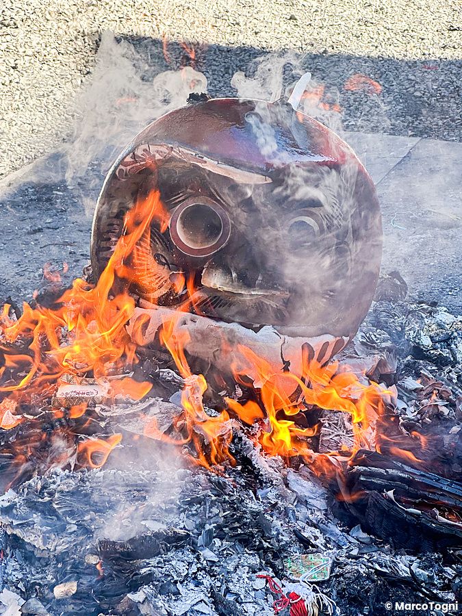 Una bambola daruma in fiamme durante un rituale di capodanno in un santuario in Giappone.