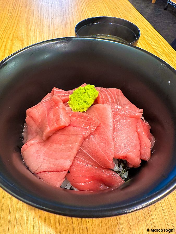 Ciotola di sashimi di tonno con wasabi al Maguro Koya di Nara.