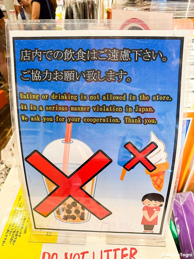 Cartello in un negozio giapponese che vieta di mangiare o bere all'interno.
