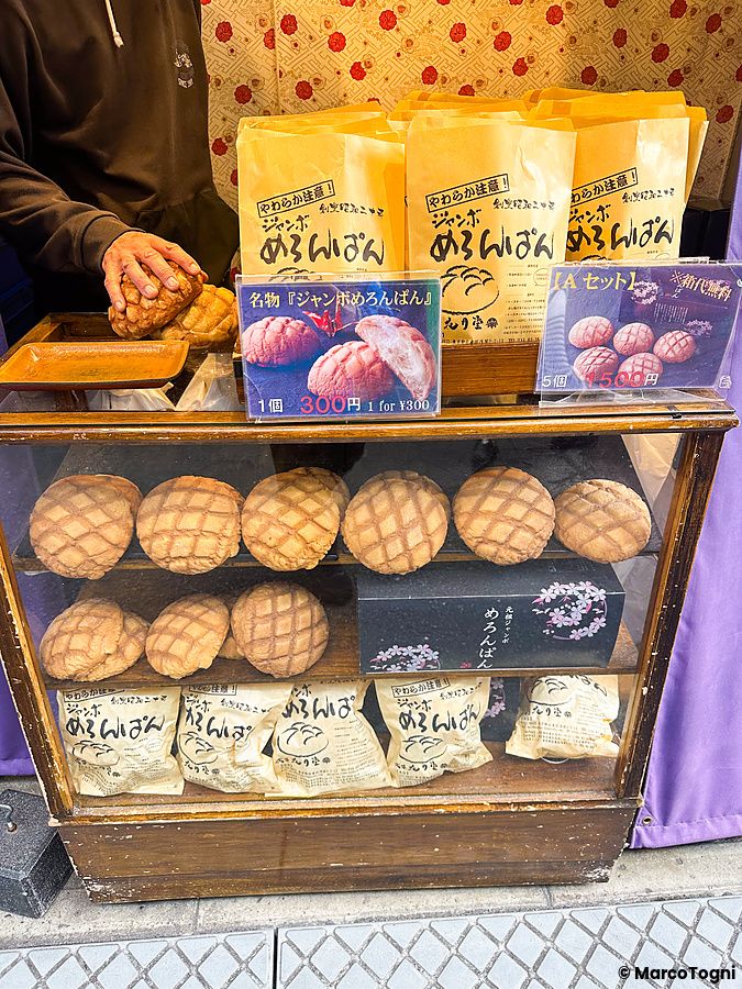 vetrina con melonpan in vendita a Kagetsudo ad Asakusa.