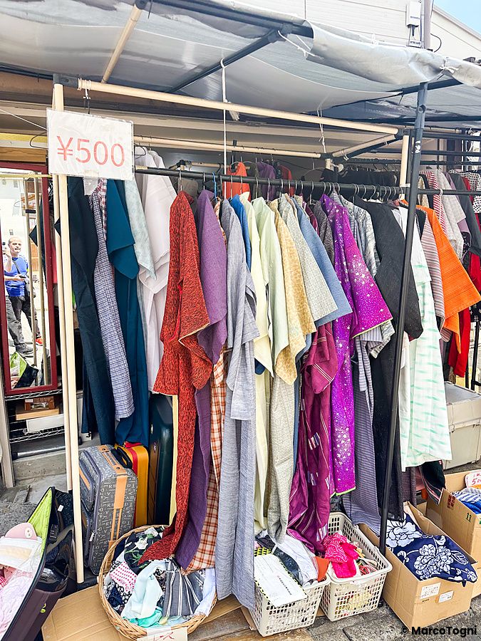 Esposizione di kimono e yukata economici su un supporto metallico all'esterno di un negozio nel quartiere di Yanaka.