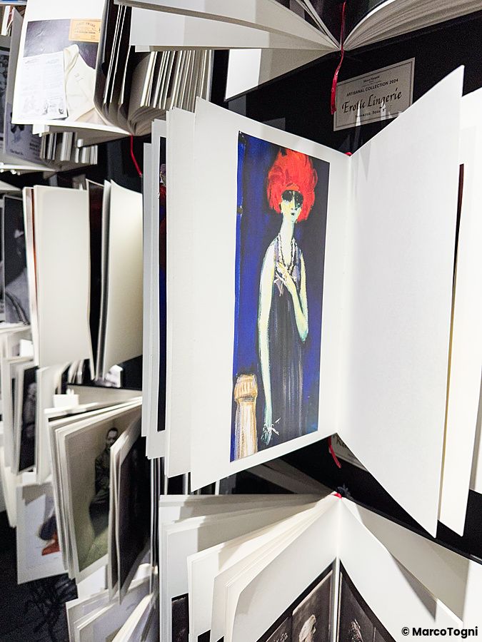 Installazione con libri aperti e illustrazioni alla Mostra di Maison Margiela a Tokyo per la 2024 Artisanal Collection.