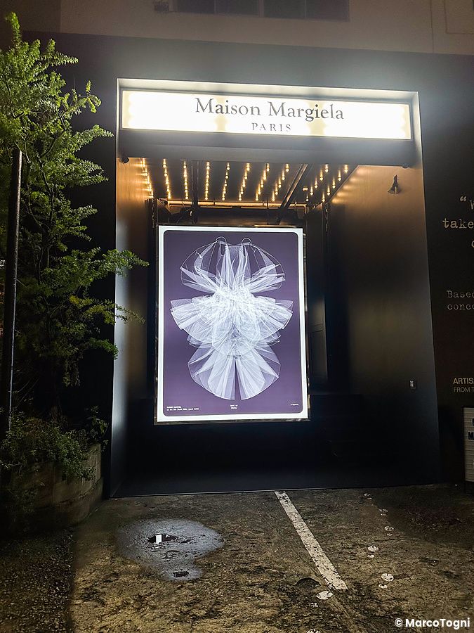 L'ingresso della mostra 2024 Artisanal Collection di Maison Margiela a Tokyo con un pannello luminoso centrale.