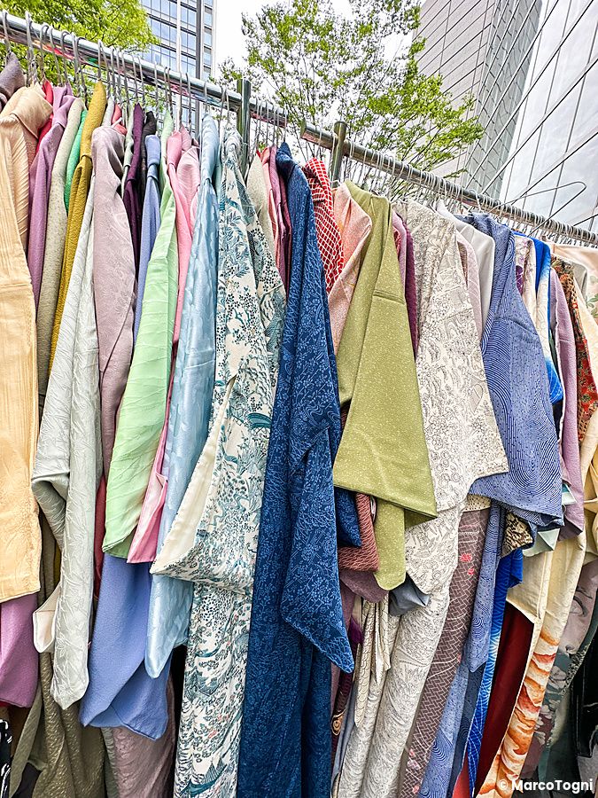 Yukata e kimono colorati appesi in vendita al mercatino delle pulci di Yurakucho.