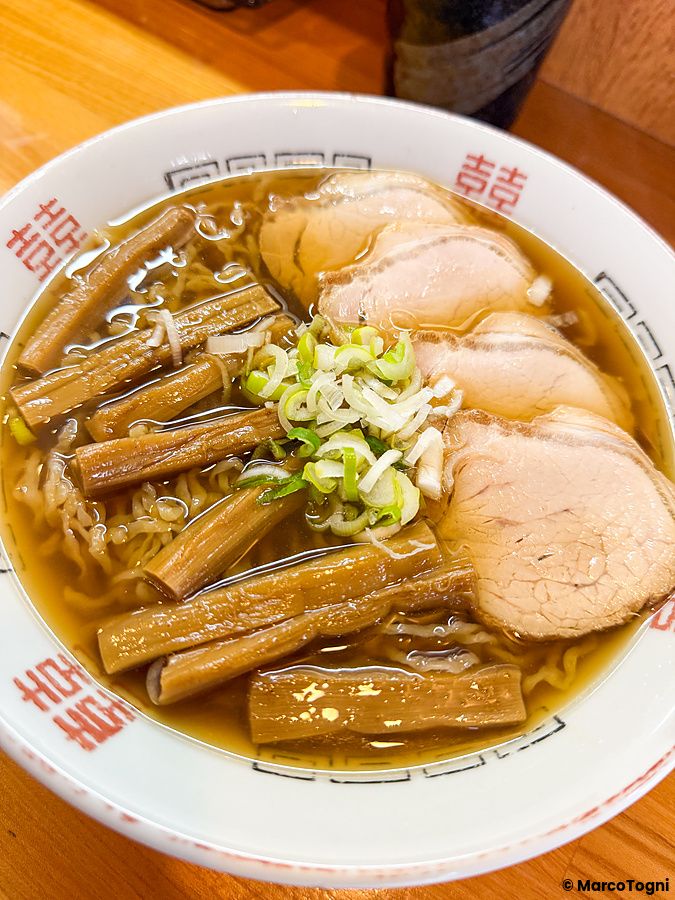 Una ciotola di ramen con maiale, germogli di bambù e cipollotto servita presso il ristorante Midoriya Ramen.