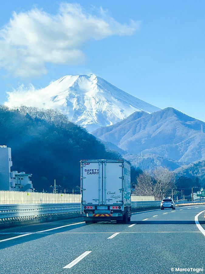 monte Fuji innevato visto dall'autostrada con un camion in transito.