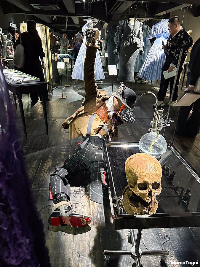 Un manichino in abiti sartoriali e un teschio esposti alla Mostra di Maison Margiela a Tokyo.