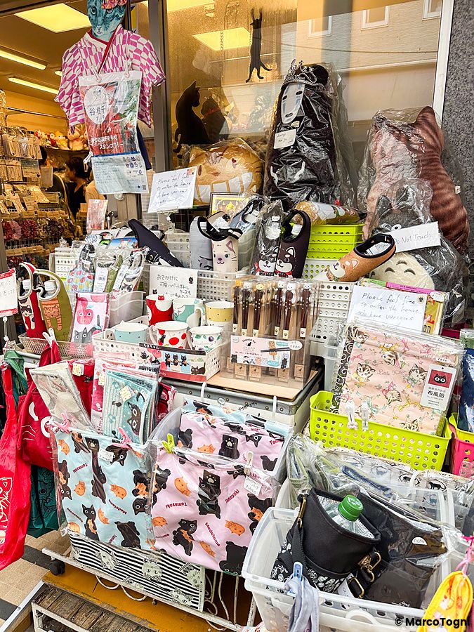 Esposizione di gadget e accessori a tema gatto davanti a un negozio nel quartiere di Yanaka Ginza a Tokyo.