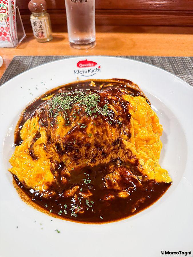 Piatto di omurice con salsa scura al ristorante Kichi Kichi Omurice.