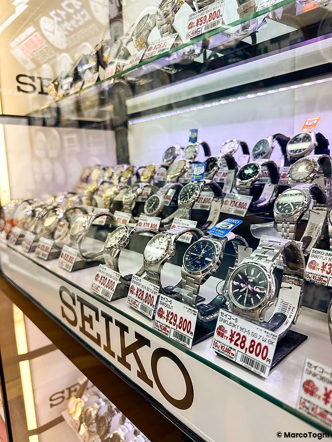 orologi Seiko in vendita in una vetrina giapponese.