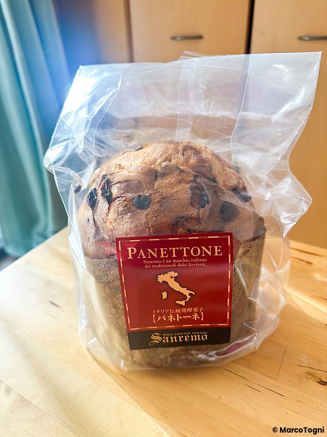 Un panettone confezionato in un sacchetto di plastica trasparente con etichetta rossa, acquistato da Donq a Tokyo.